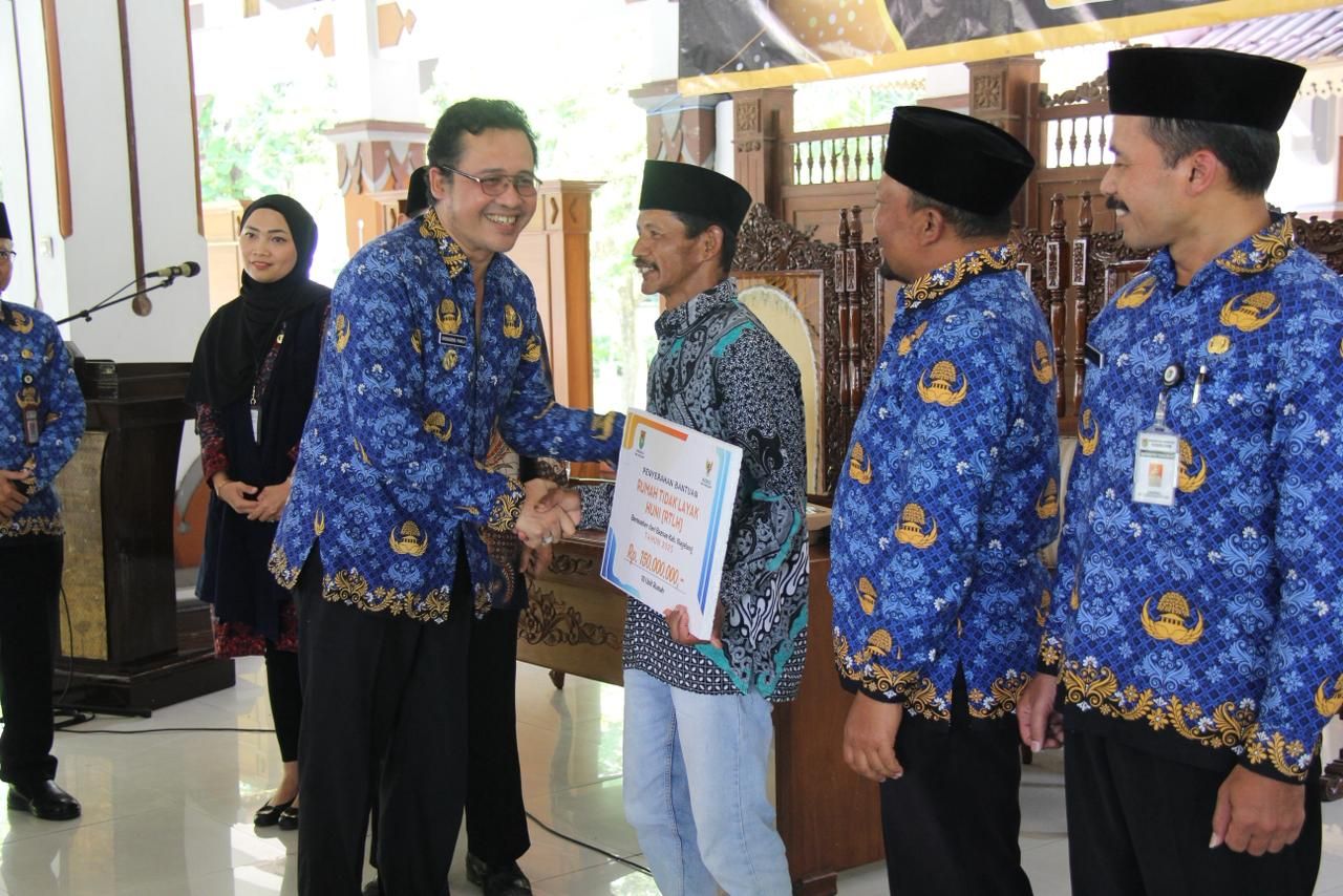 Bupati Magelang Serahkan Bantuan Rumah Layak Huni Berbasis Data Akurat