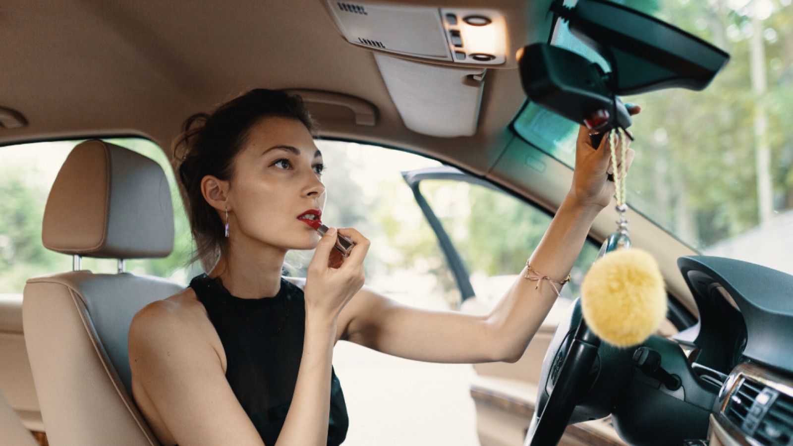 Tips Mudah Membersihkan Interior Mobil di Rumah