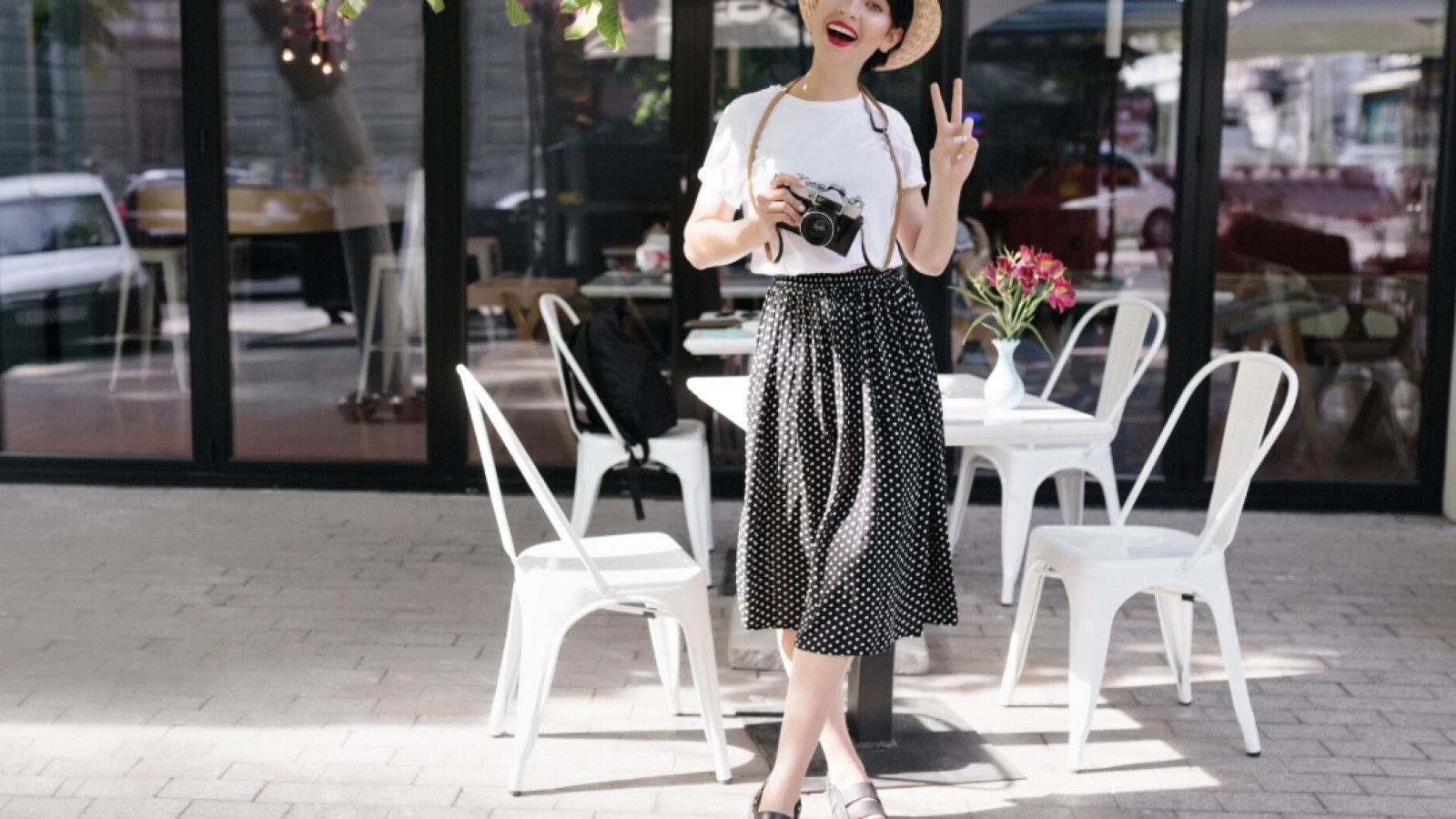 Inspirasi Outfit Trendy untuk Nongkrong di Coffee Shop