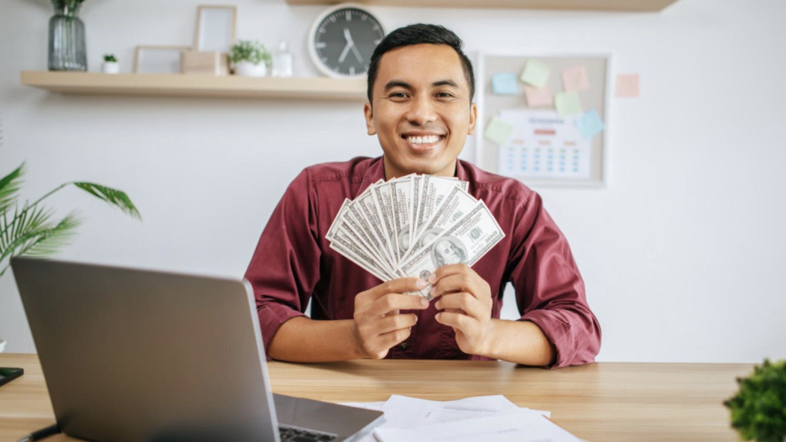 Mengelola Gaji Pertama: Strategi untuk Anak Muda