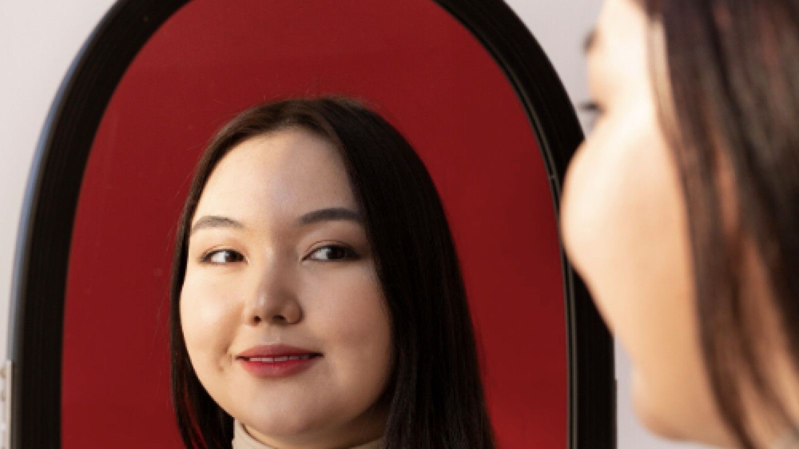 Fenomena Mirror Selfie: Tren Kreativitas di Media Sosial Indonesia