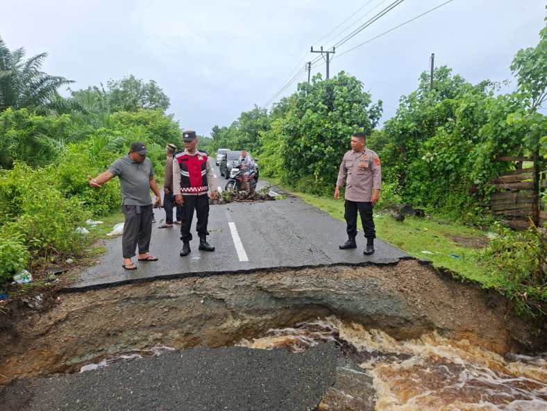 Akses Warga Putus, Jalan di Meureubo Aceh Barat Amblas Diterjang Air Deras