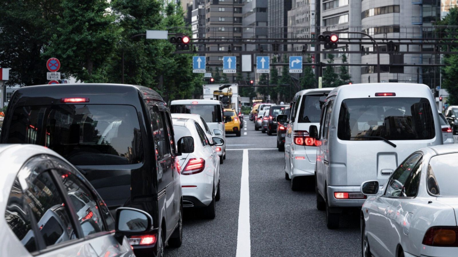 Tips Mengatasi Kenaikan Harga Bensin Saat Macet