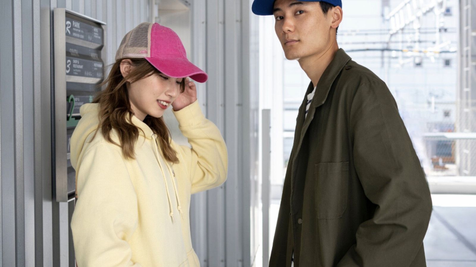 Tren Kombinasi Hoodie dan Topi di Kalangan Anak Muda