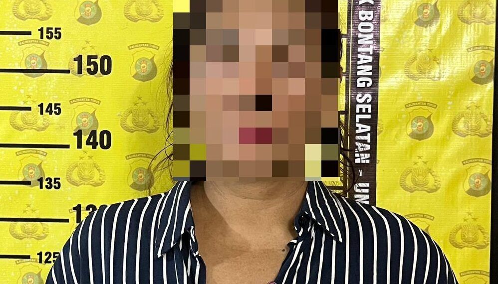 IRT Paruh Baya di Bontang Terciduk Buang Plastik Laknat di Pinggir Jalan, Isi di Dalamnya Bikin Merinding!