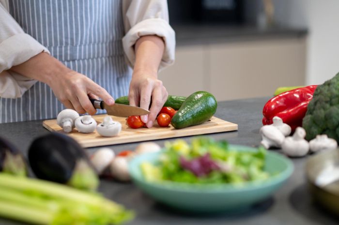 111 Caption Bahasa Inggris Masak Masakan Sendiri, Simple Lucu!
