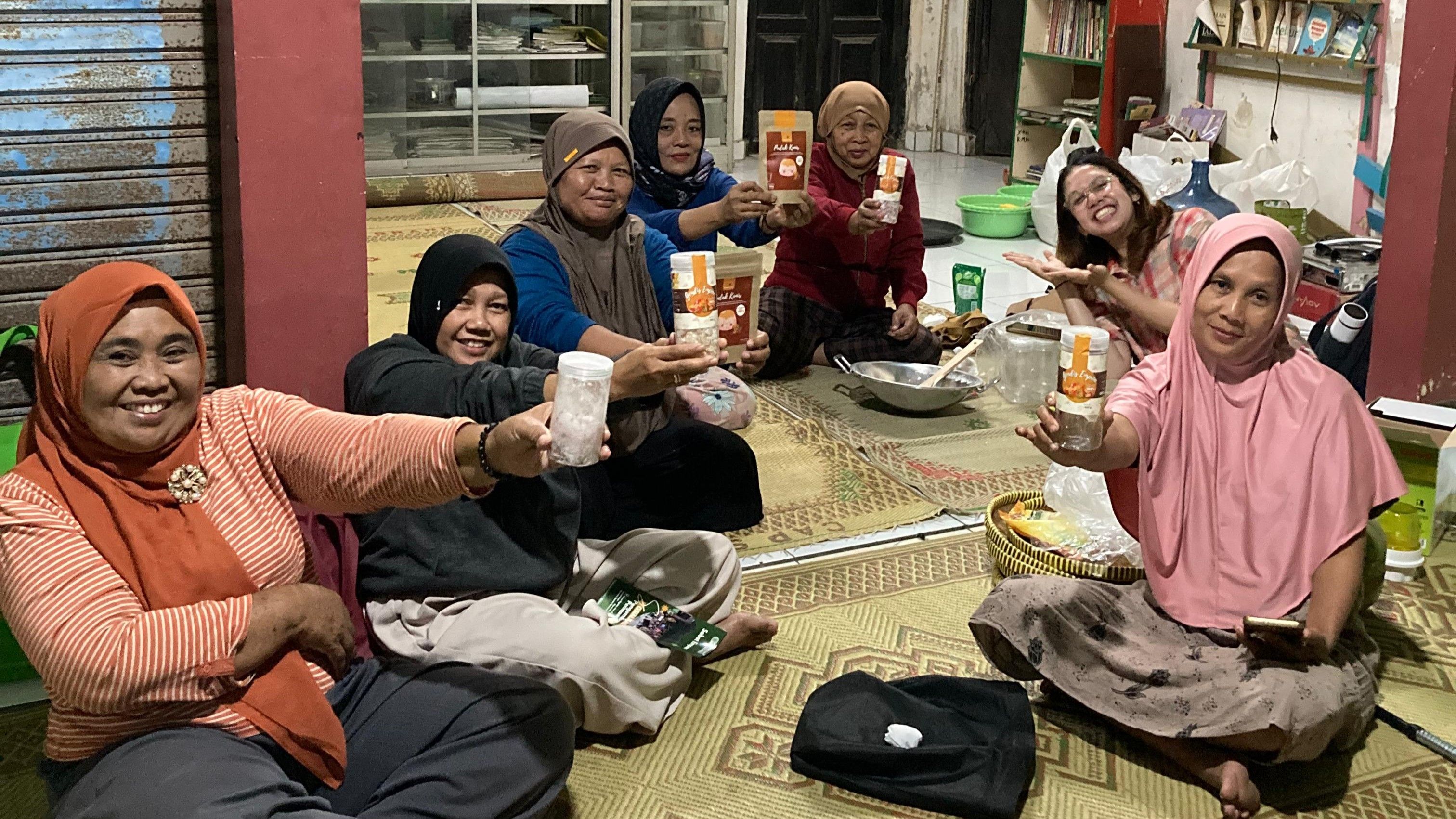 Mahasiswa UGM Dorong Pemberdayaan PKK Lestari Dusun Ngalian lewat Produk Olahan Empon-Empon