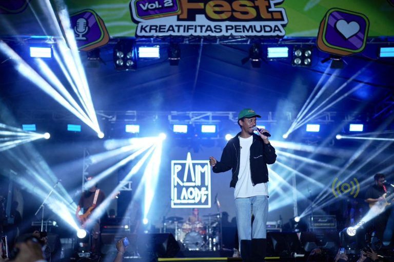PECAH! Ribuan Warga Bontang Hanyut dalam Melodi Komang , Raim Laode Sukses Tutup Urban Fest Volume 2