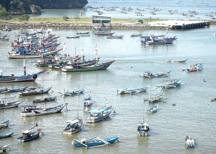 Kapal Asing Curi 200 Ton Ikan dari Laut Indonesia dan Perbudak Nelayan, Siapa yang Biarkan Ini Terjadi?