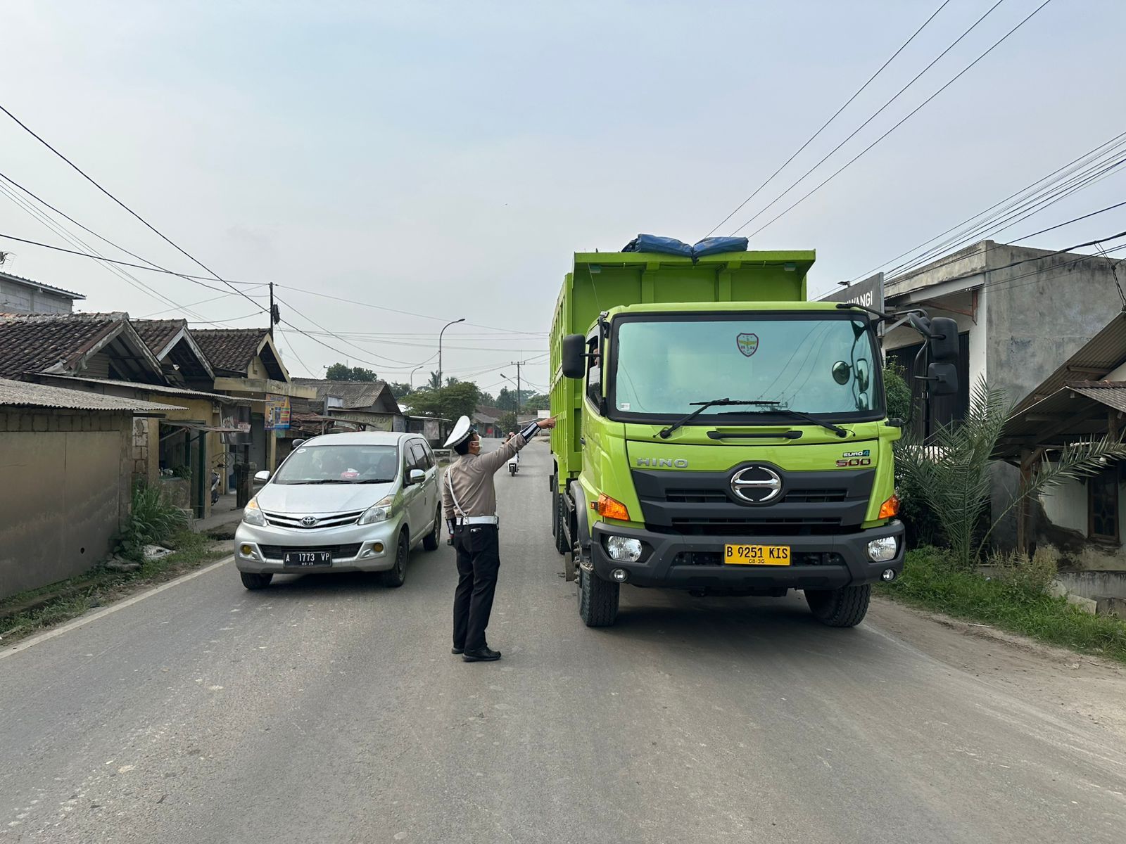 Jalan Raya Cikande - Rangkasbitung Dilakukan Penyekatan Untuk Truk Tambang