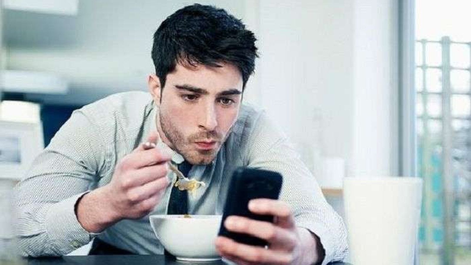 Dampak Gadget pada Kebiasaan Makan: Kenali Efeknya