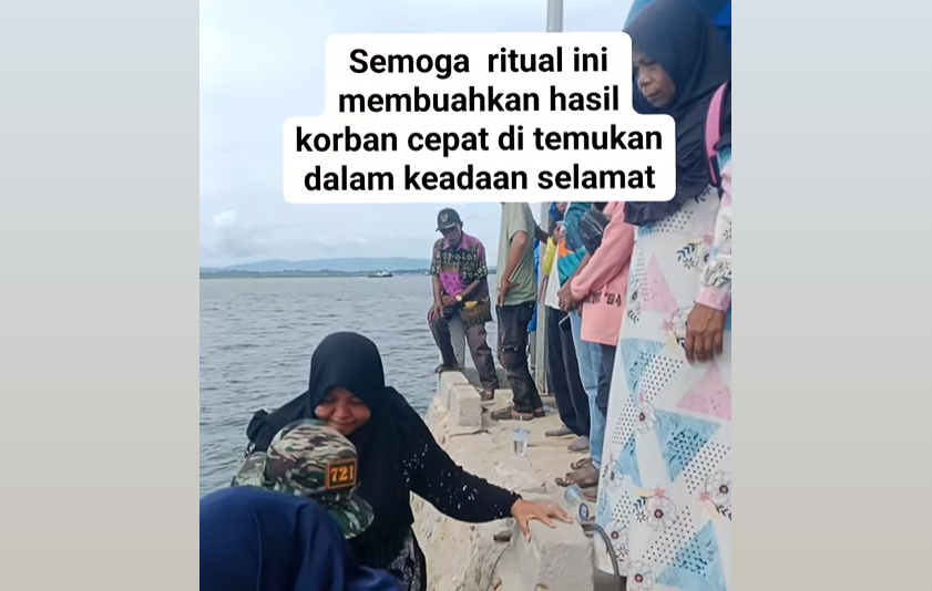 Keluarga Korban Kecelakaan Kapal Tongkang Muna Lakukan Ritual di Laut