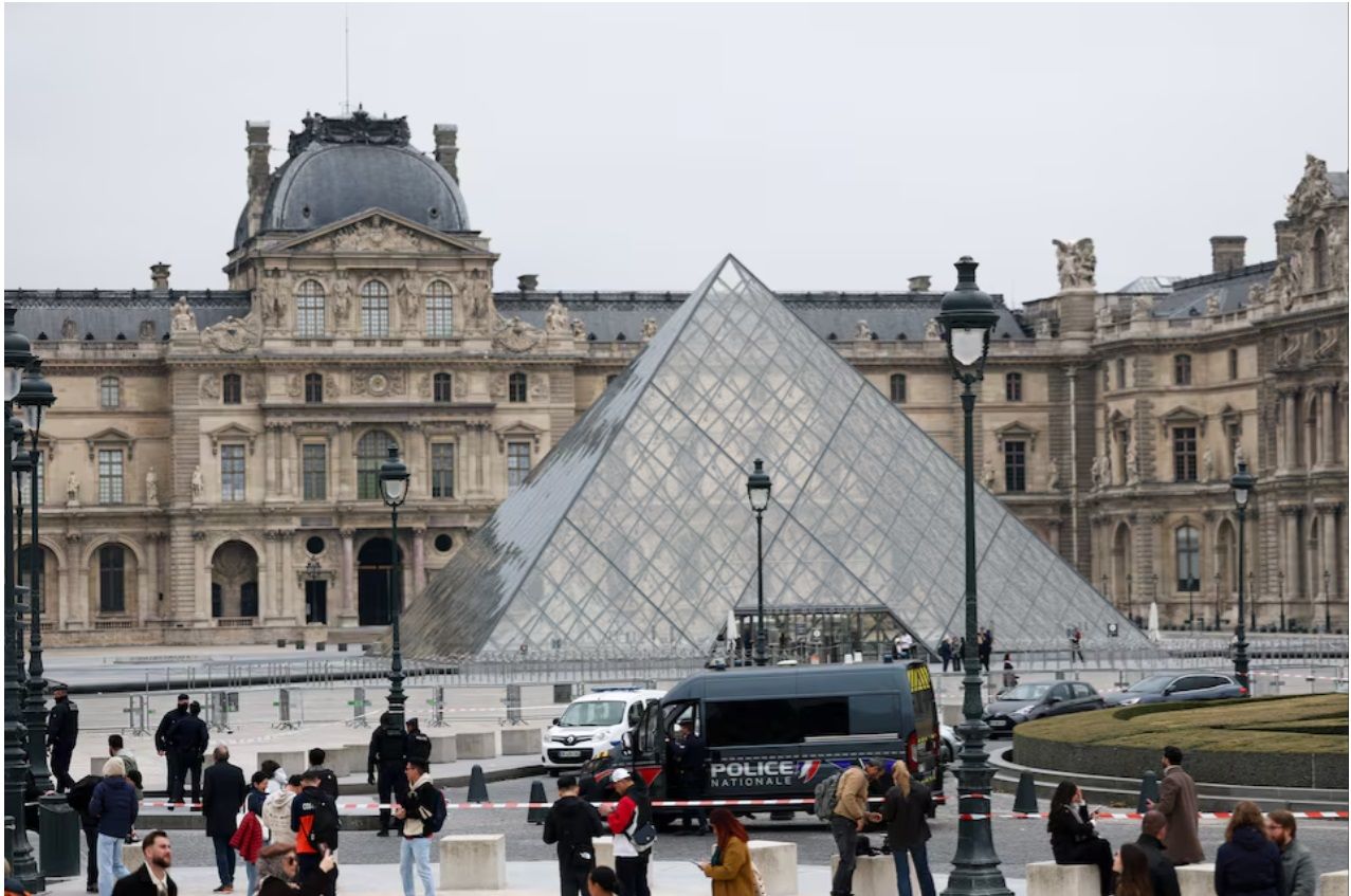 Fakta-fakta Pencurian di Museum Louvre Prancis, Pencuri Gondol Mahkota Napoleon dalam Waktu 7 Menit di Siang Hari