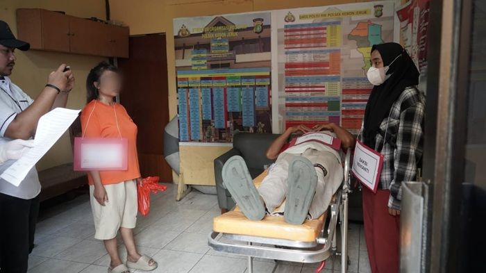 Rekontruksi Istri Potong Kelamin Suami di Jakbar: Alat Vital Disimpan di Kresek!