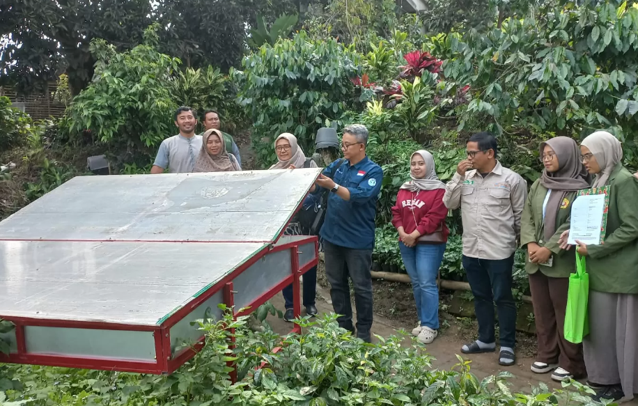 UPN Veteran Jatim Dorong Petani Kopi Kota Batu dengan Solar Dryer Portable