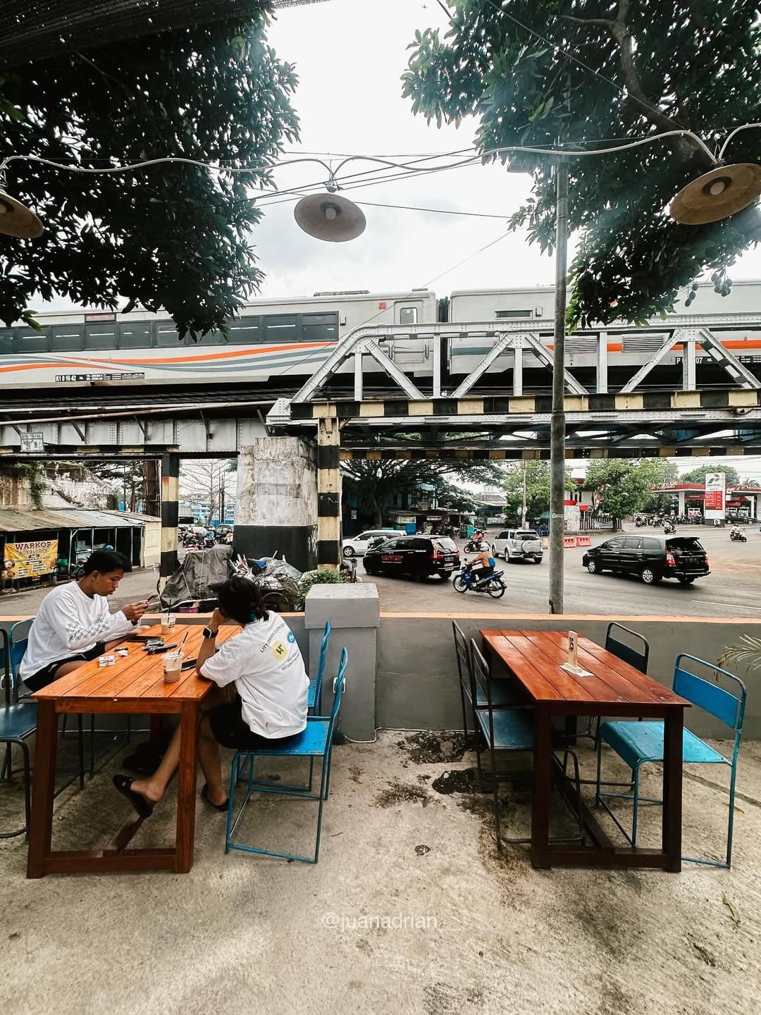 Ngopi View Jembatan Kereta, Sensasi Nongkrong Unik di Tengah Kota Malang