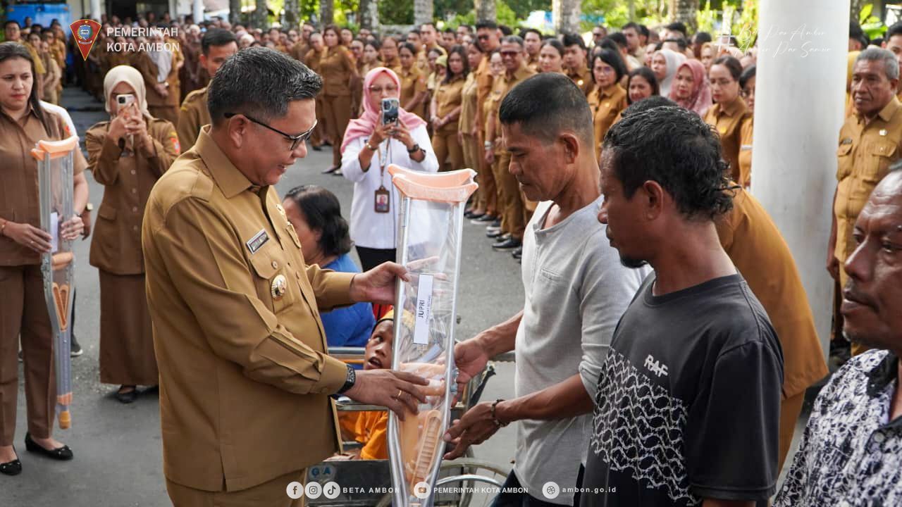 Wali Kota Ambon Beri Bantuan Kursi Roda-Tongkat ke Penyandang Disabilitas