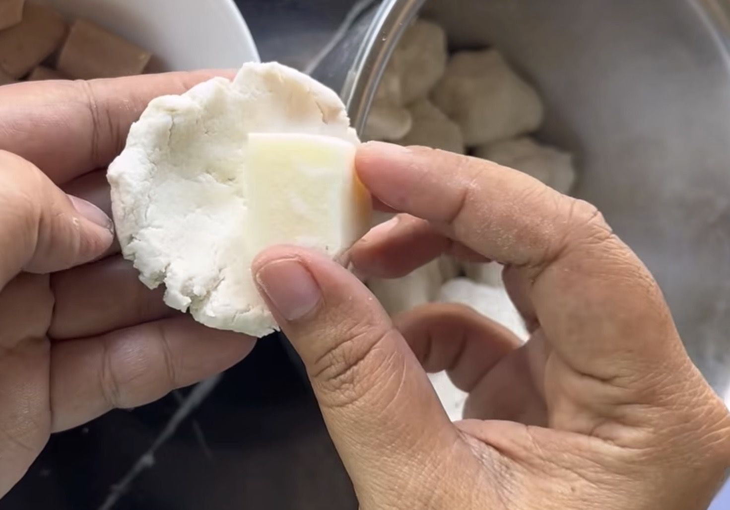 Pecinta Keju Wajib Coba! Resep Korean Cheese Ball Homemade yang Super Creamy
