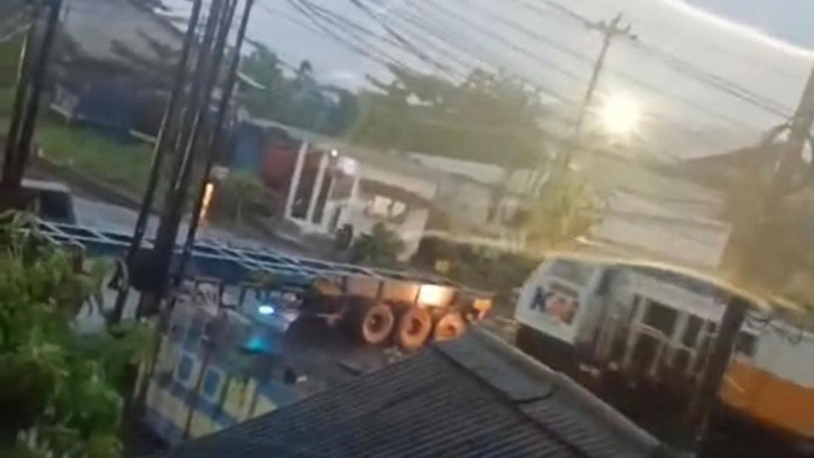 Kecelakaan Kereta Api Harina di Semarang: Tabrakan Serius dengan Truk Trailer