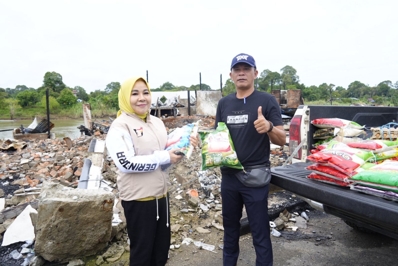 Anggota DPR RI Hj. Rahmawati Salurkan Bantuan Untuk Korban Kebakaran di Desa Mansalong Nunukan