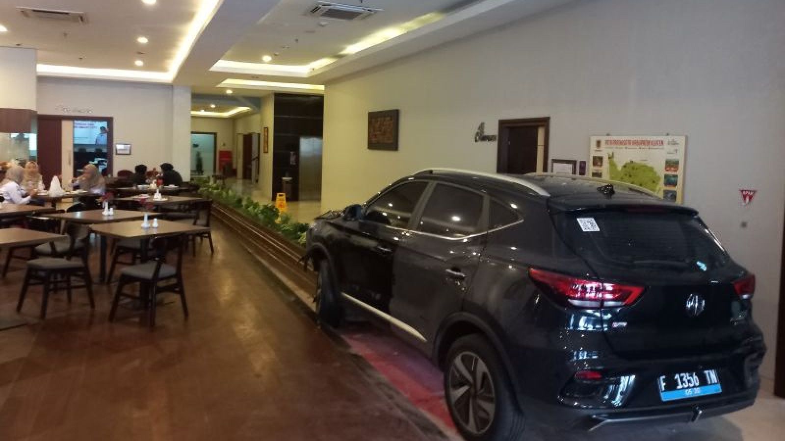 Mobil Listrik Menabrak Dinding Kaca Hotel di Klaten: Kronologi dan Reaksi Saksi
