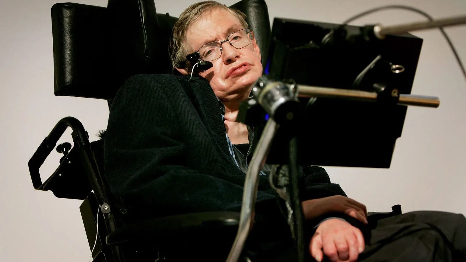Ramalan Stephen Hawking Tentang Masa Depan Bumi yang Mencekam