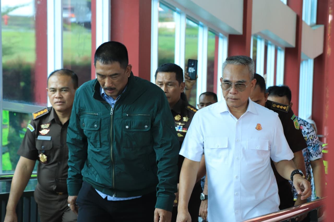 Haru Momen Keberangkatan Eks Kajati Agoes SP Tinggalkan Maluku