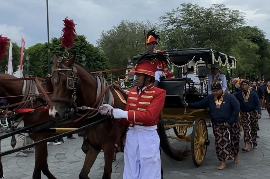 Momen Dua Kereta Bersejarah Keraton Yogya Meriahkan Kirab Trunajaya