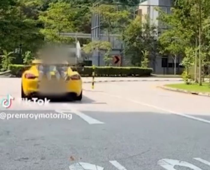 2 Bocah Duduk di Belakang Porsche Bikin Geger Singapura