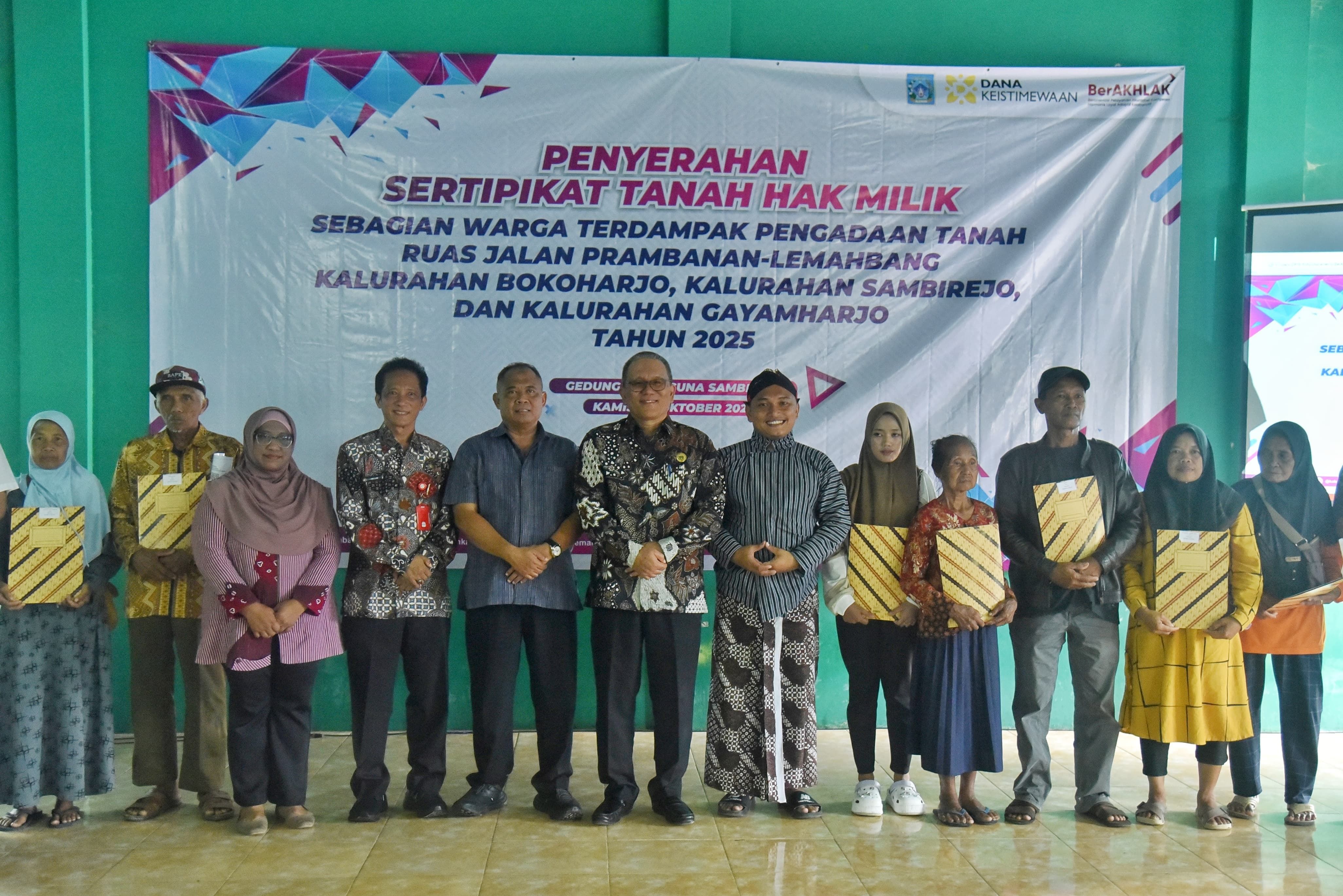 Ratusan Warga Terdampak Proyek Jalan Prambanan - Lemahbang Terima Sertifikat Tanah