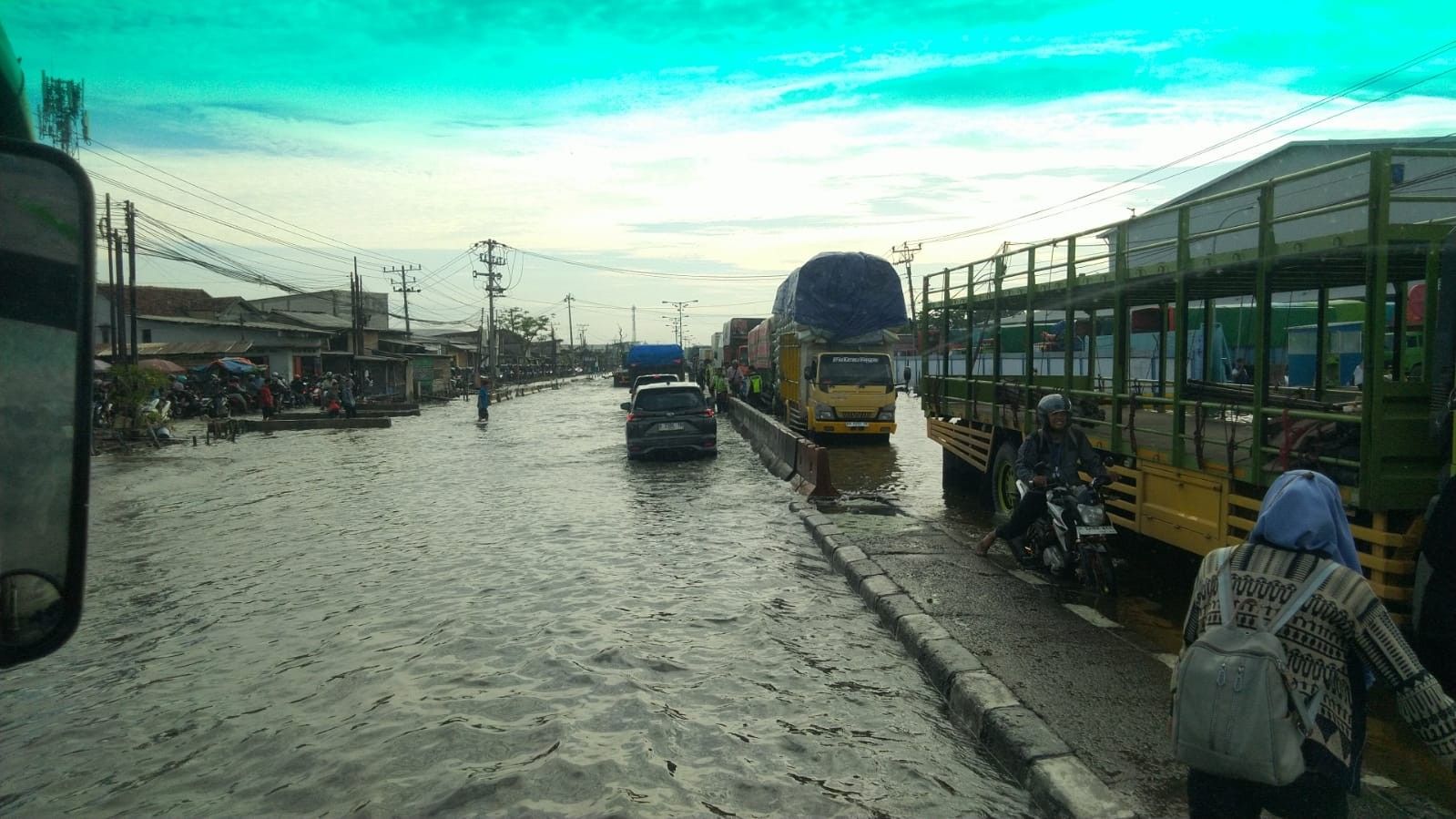 Banjir Lumpuhkan Jalur Semarang–Demak, Arus Lalu Lintas Macet Parah