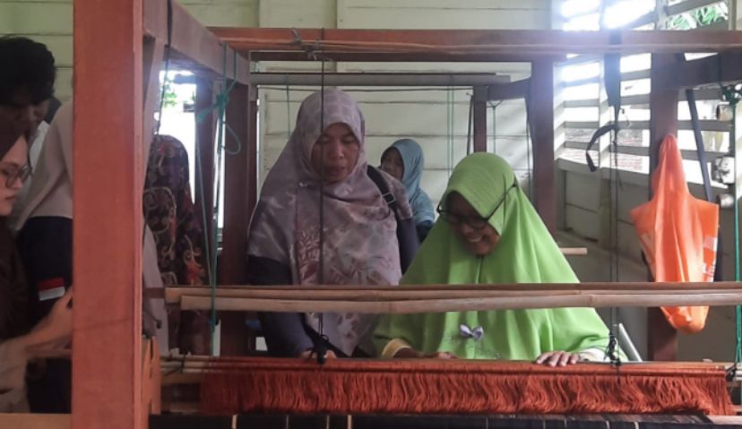 Mahasiswa UIN Ar-Raniry Belajar Makna Hidup dari Benang Songket Aceh