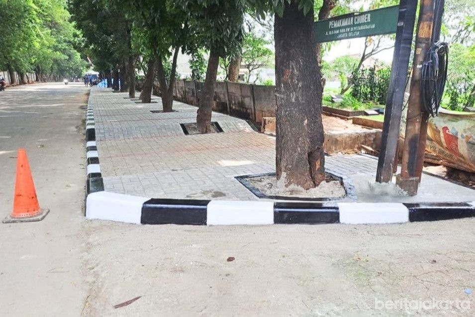Jalan Ulujami Raya Dibangun Trotoar Baru untuk Kenyamanan Pejalan Kaki