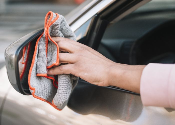 Microfiber vs Kanebo, Mana yang Lebih Aman untuk Menjaga Kilau Cat Mobil?