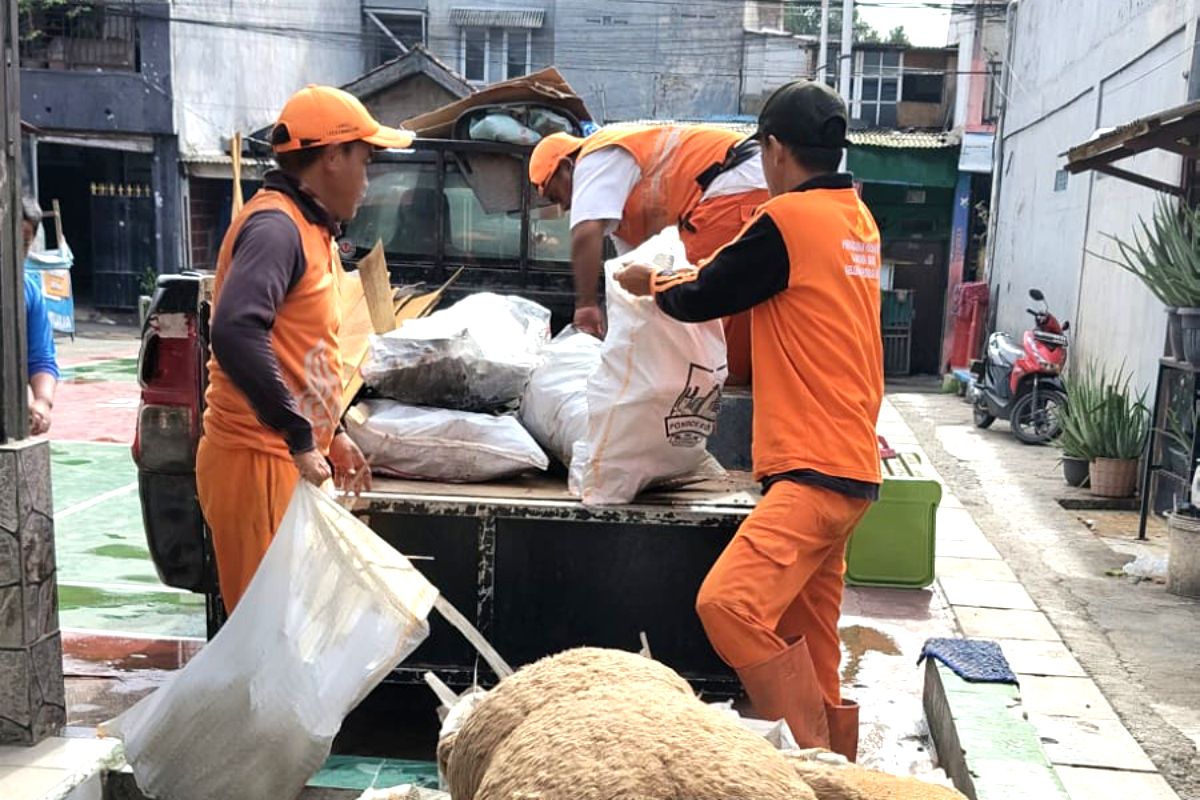 Personel Gabungan Dikerahkan Bersihkan Material Rumah Warga Terdampak Angin Kencang di Pondok Kopi