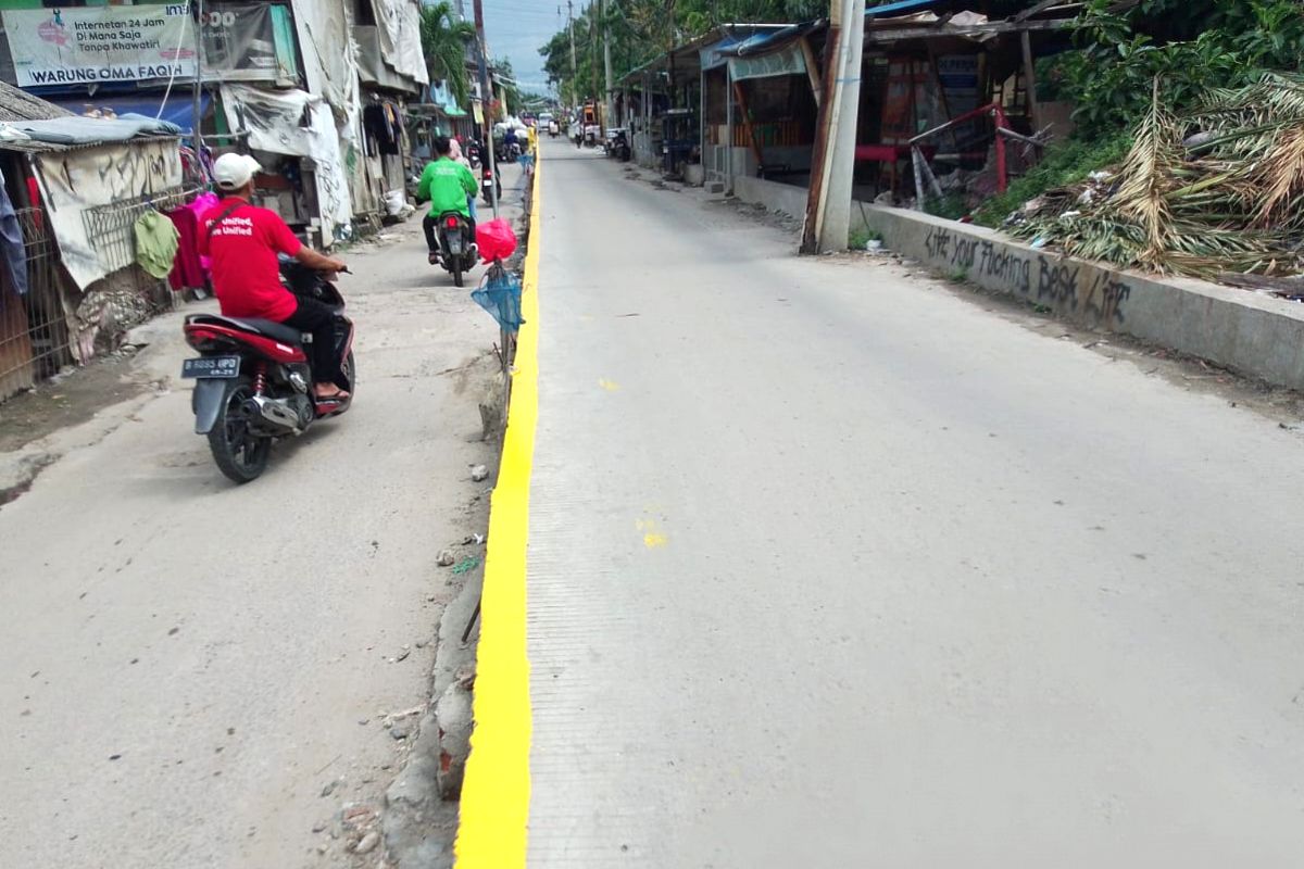 Pengecatan Median Jalan Inspeksi Kali Duri Selesai, Upaya Cegah Kecelakaan
