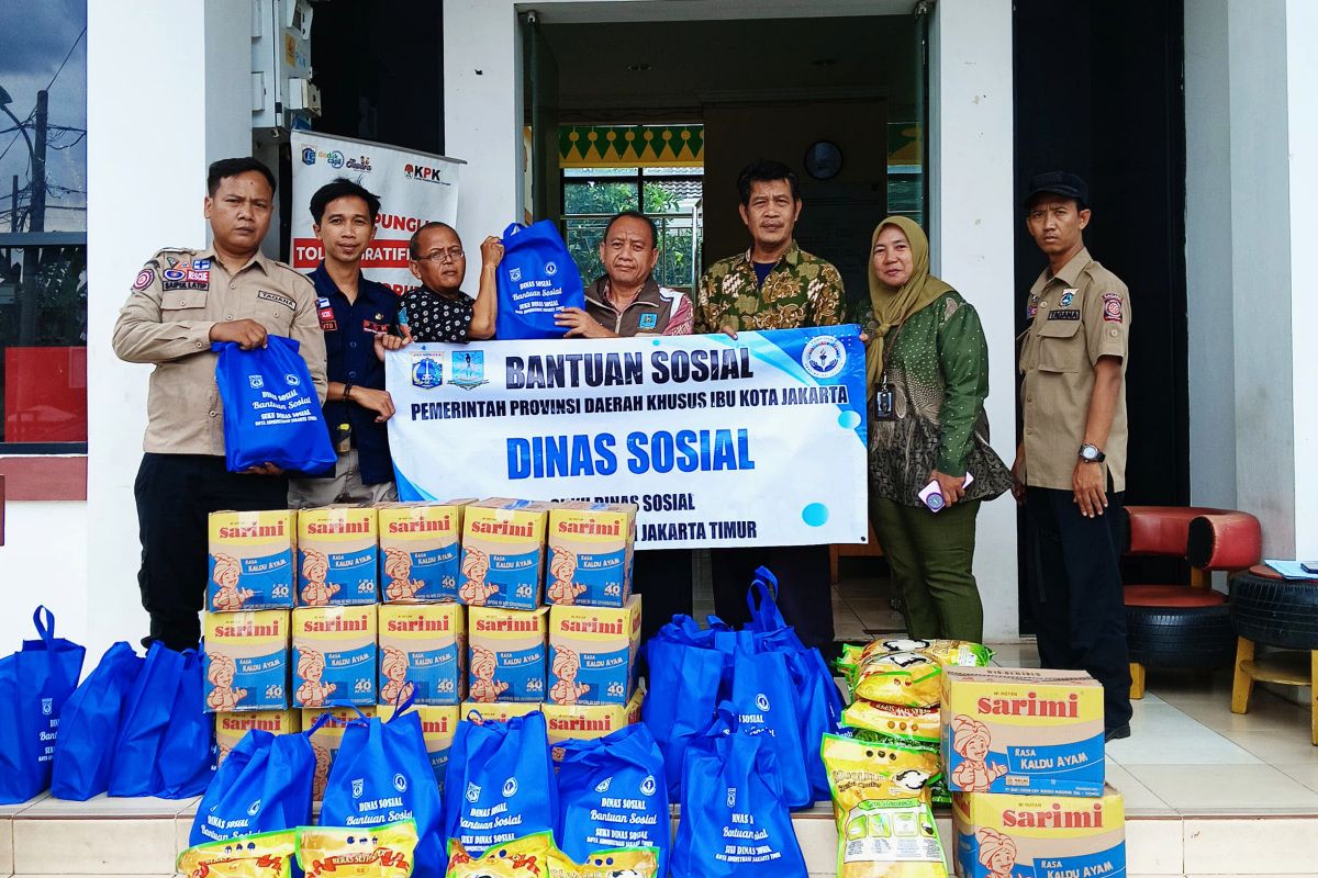 Sudinsos dan PMI Jaktim Gercep Bantu Warga Pondok Kopi Terdampak Angin Kencang