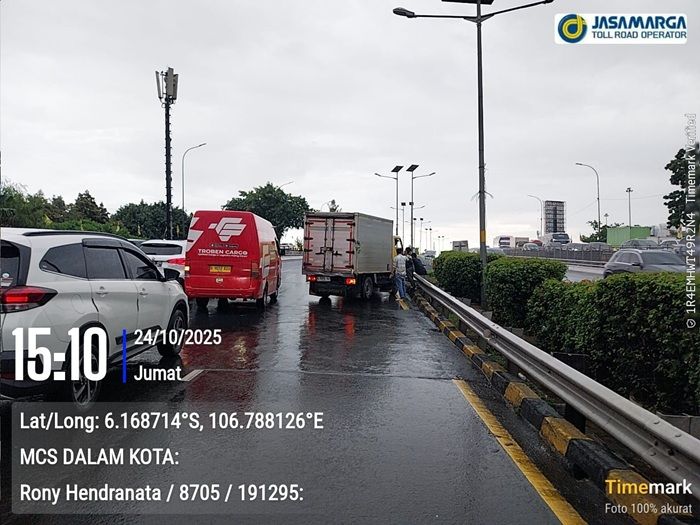 Tol Dalkot Macet Parah Sore Tadi Buntut Truk Melintang, Ternyata Akibat Kaki-Kaki Patah