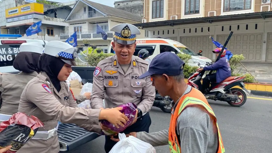 Rohaya Bersyukur Mendapatkan Bantuan Sembako dari Ditlantas Polda Babel Melalui Program Jumat Berkah