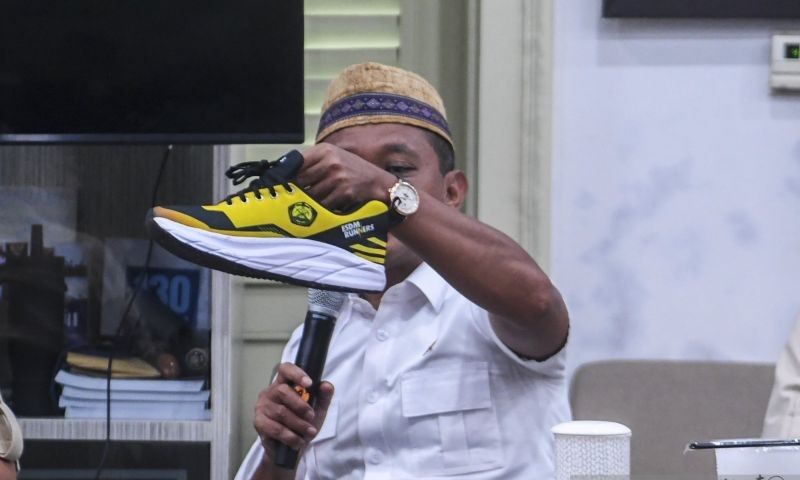 Menteri Bahlil Perkenalkan Sepatu Kuning Produk UMKM, Cocok dengan Warna Lambang ESDM