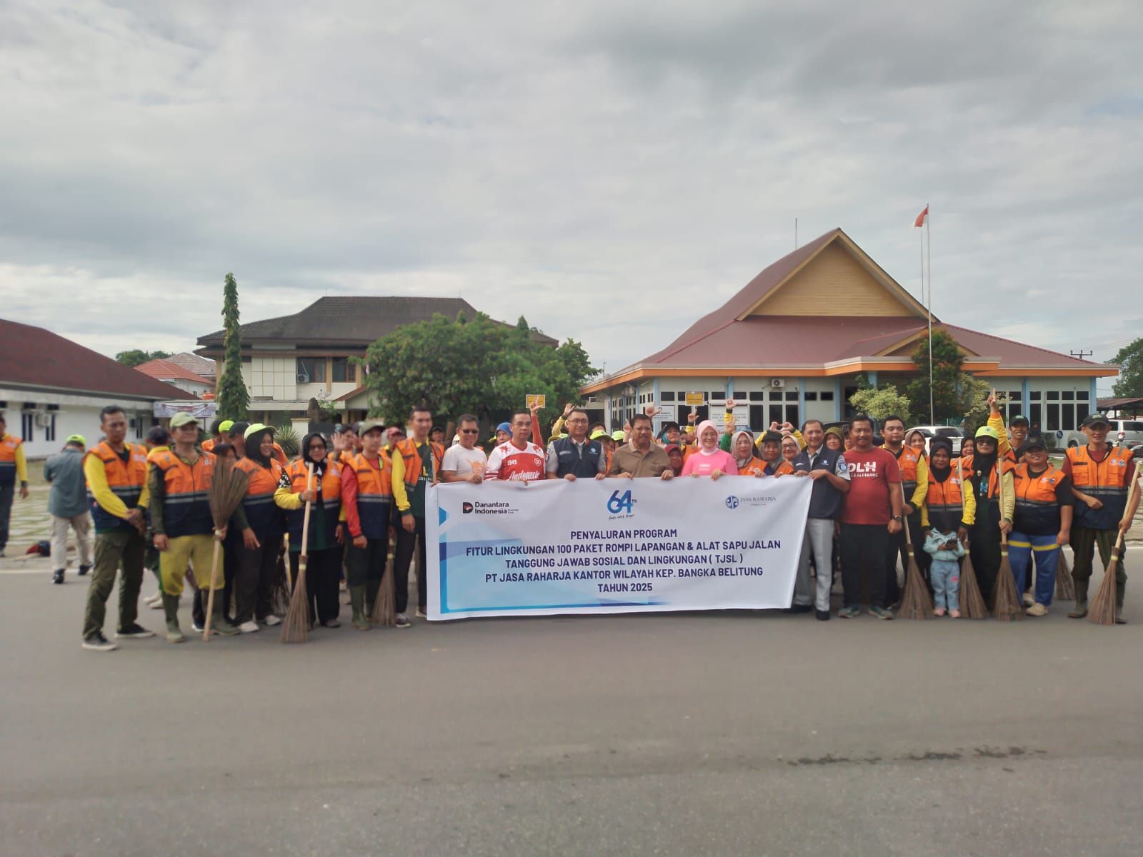 Jasa Raharja Serahkan Bantuan untuk Petugas Kebersihan, Prof Udin dan Cece Dessy Ajak Warga Pangkalpinang Jaga Kebersihan
