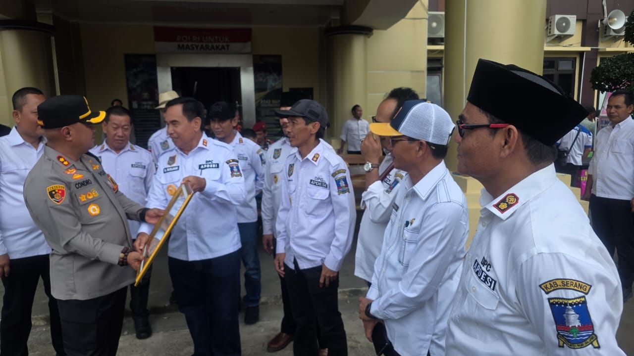 Apdesi Kab.Serang Beri Penghargaan Ke Kapolres Serang Saat Apel Akbar Kebangsaan