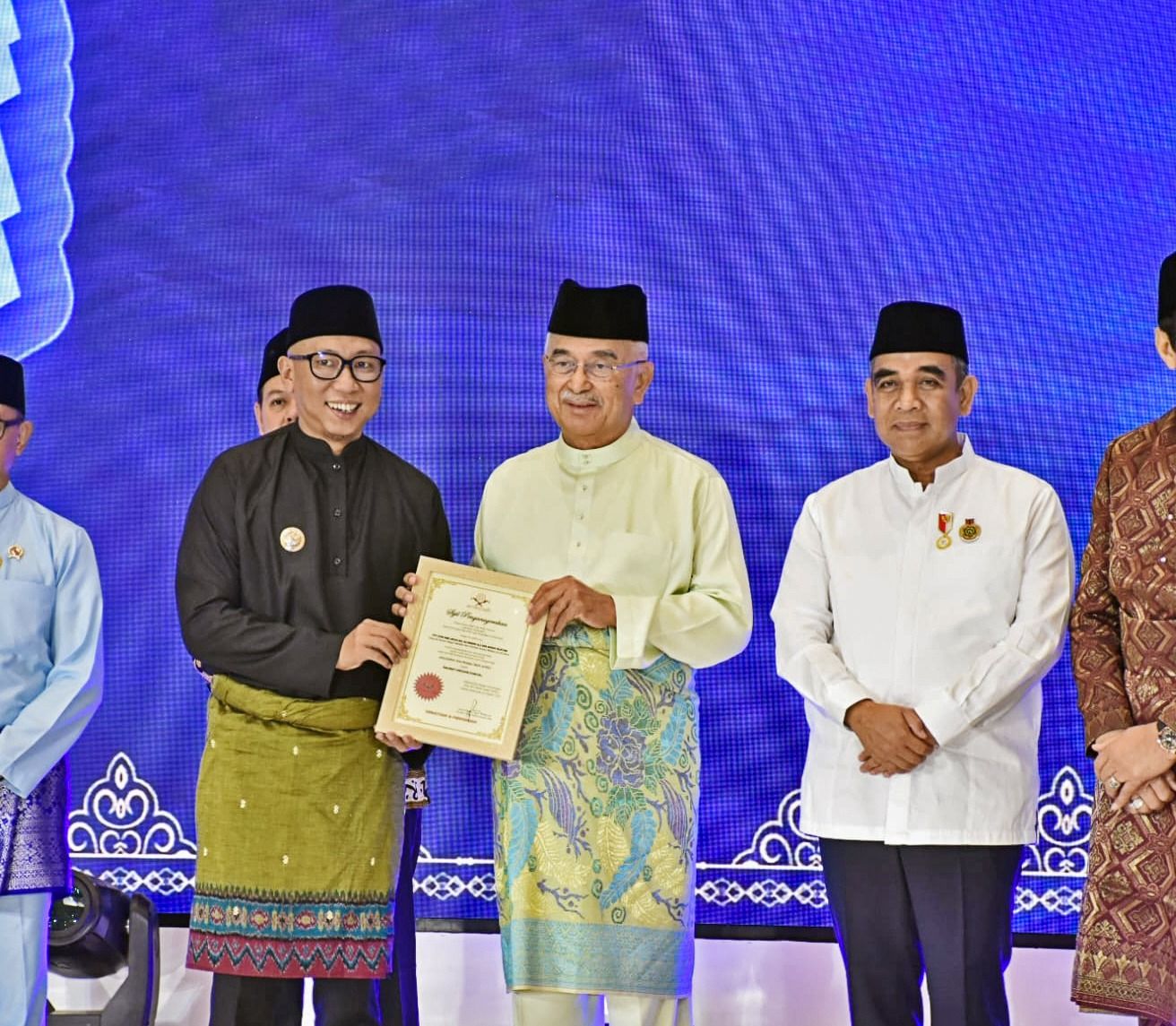 Gubernur Lampung Terima Anugerah Tun Perak dari Dunia Melayu Dunia Islam (DNDI)