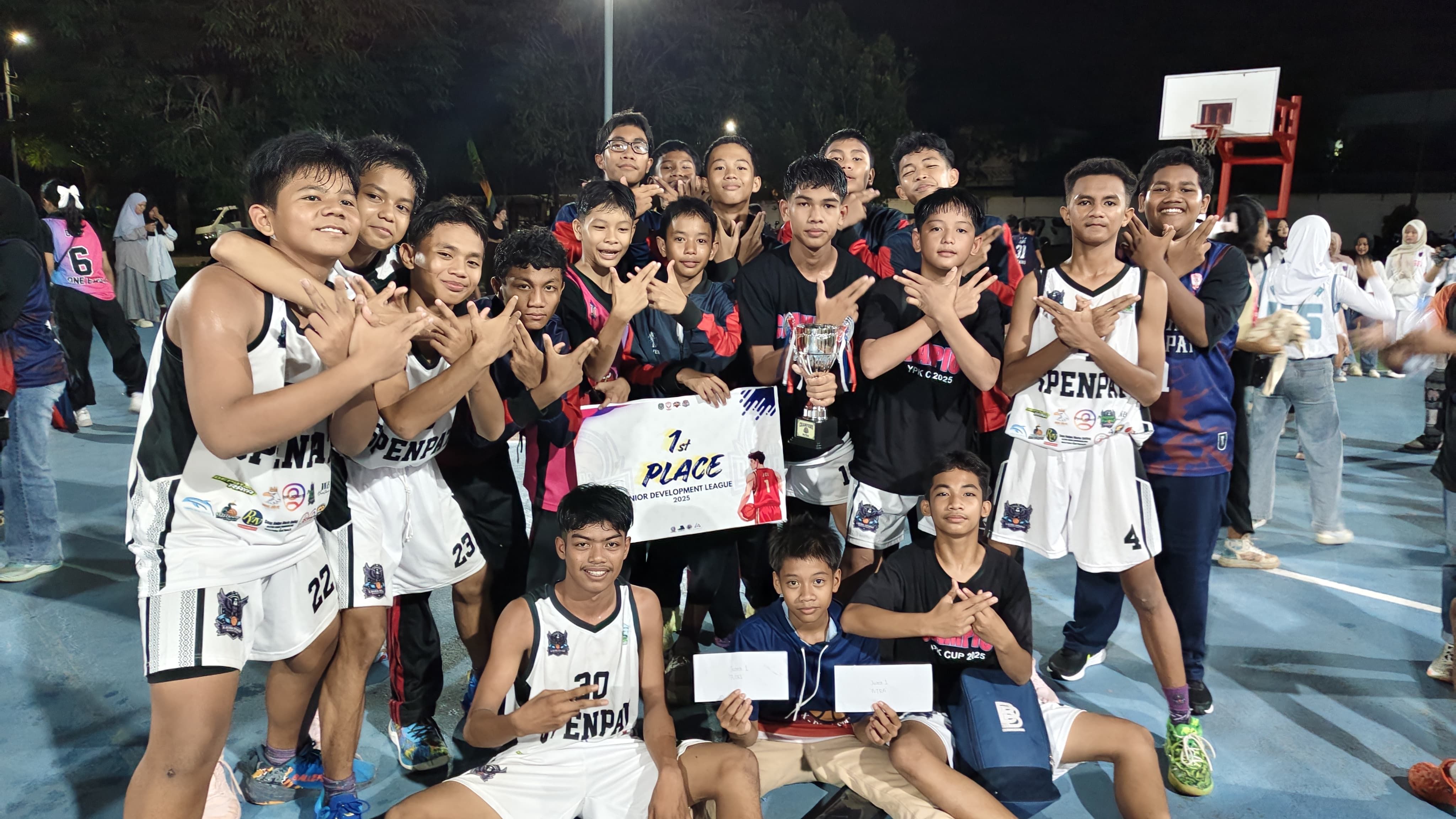 Dua Setengah Bulan Tak Kenal Lelah, SMPN 4 Bontang Pertahankan Gelar Raja Basket Pelajar
