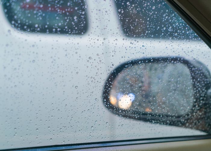 7 Cara Ampuh Hilangkan Embun di Kaca Mobil Saat Hujan Deras