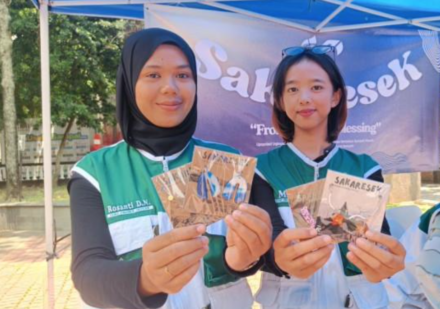 Mahasiswa STIE Malangkucecwara Ubah Sampah Plastik Jadi Aksesoris Bernilai Ekonomi