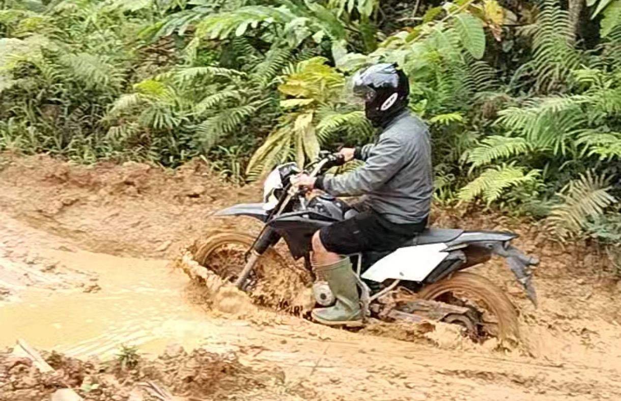 Menerobos Jalan Berlumpur Demi Aspirasi Masyarakat