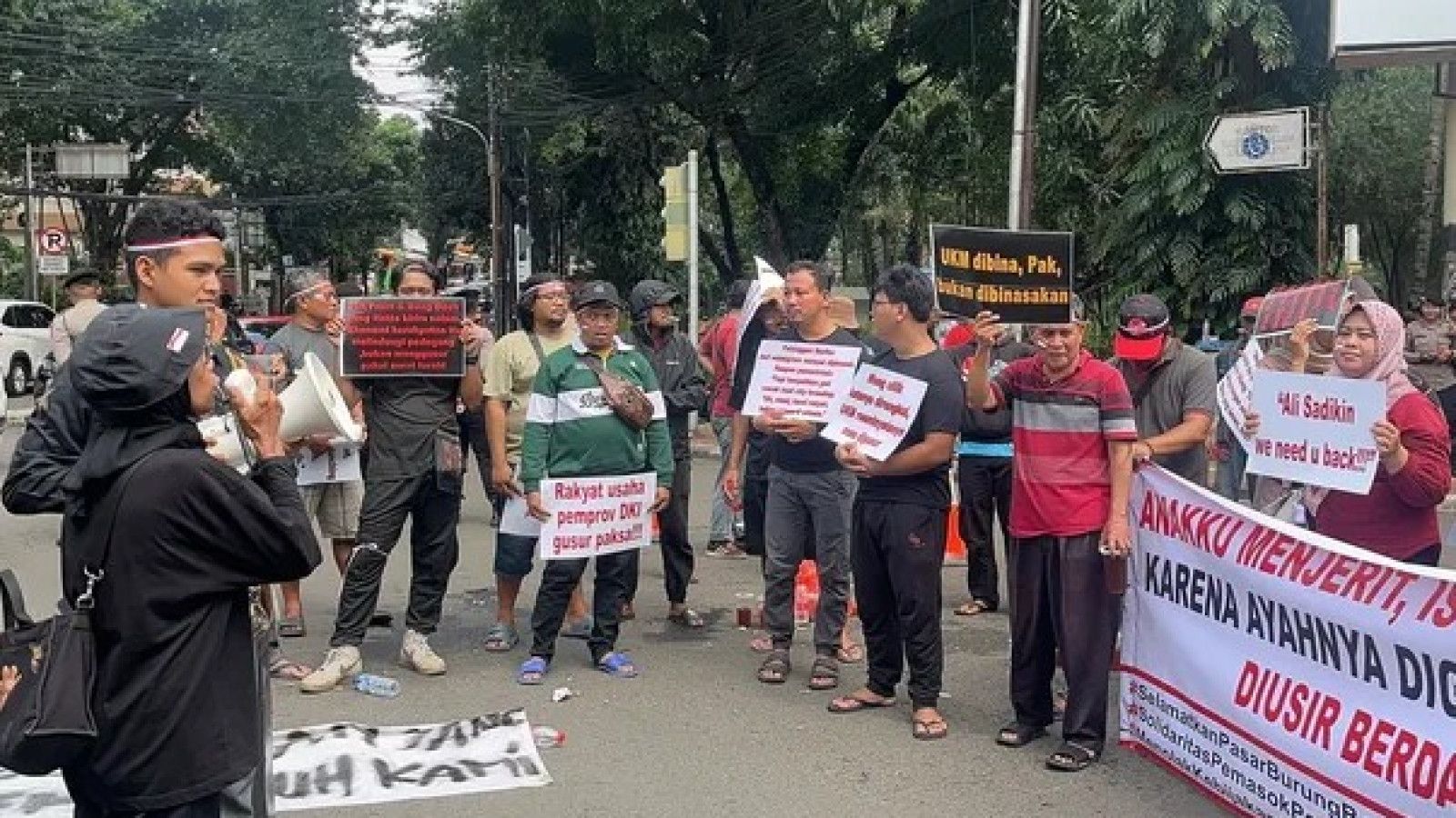 Aksi Protes Pedagang Pasar Barito terhadap Penertiban Kios