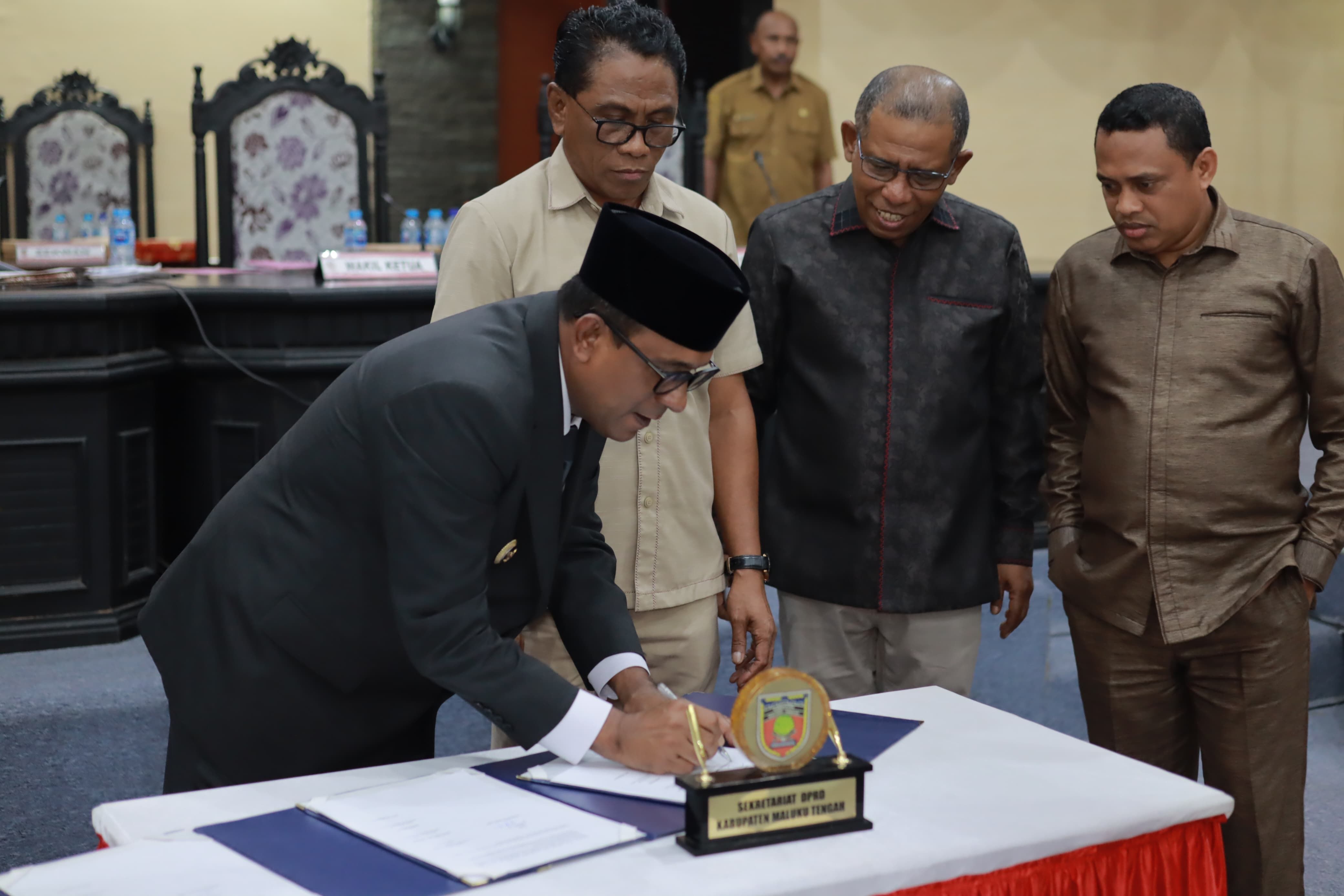 Bupati Ozan dan DPRD Maluku Tengah Tanda Tangan Nota Kesepakatan KUA–PPA Perubahan RAPBD 2025