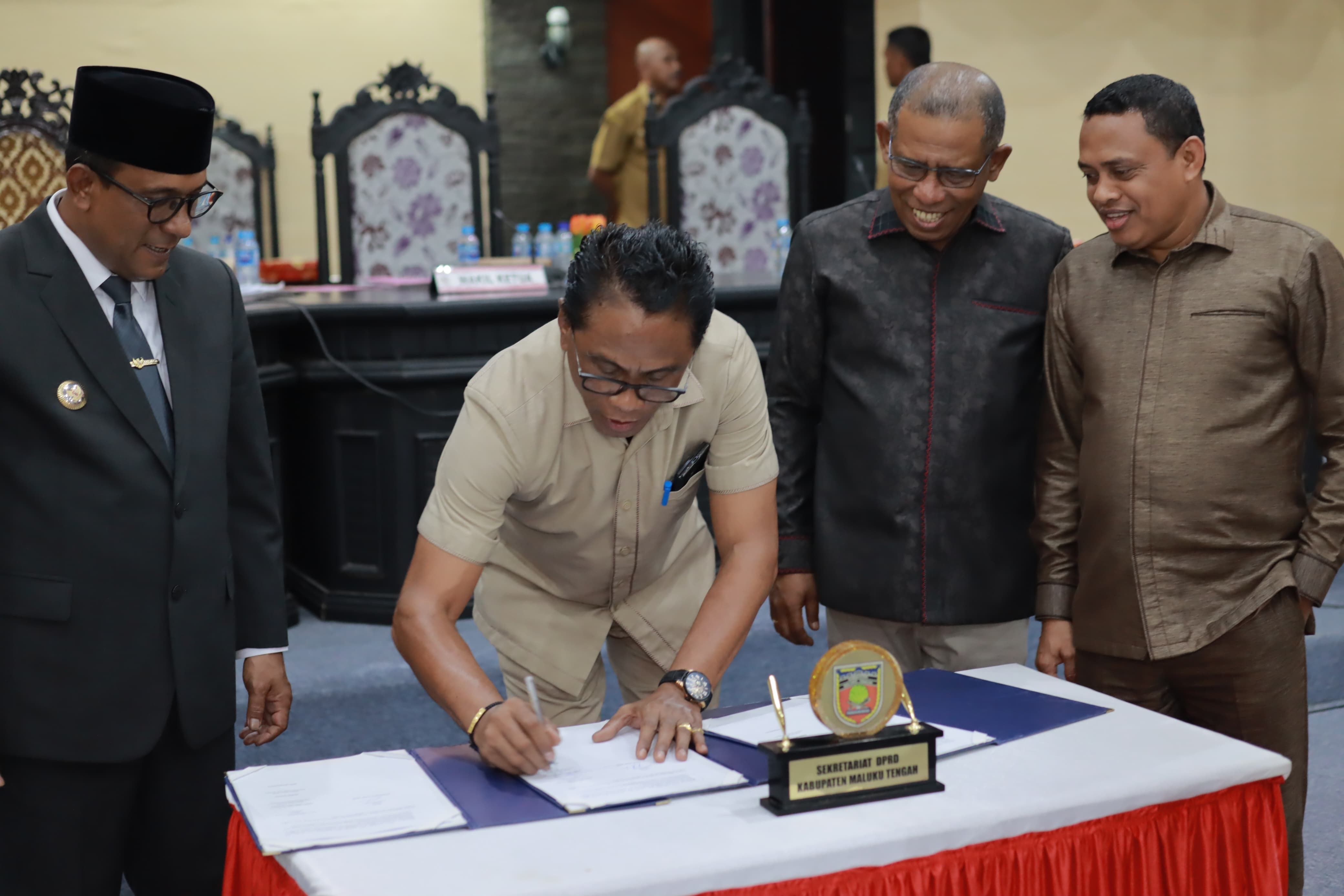 Bupati Ozan dan DPRD Maluku Tengah Tanda Tangan Nota Kesepakatan KUA–PPA Perubahan RAPBD 2025